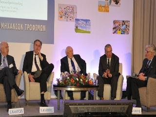 Στη φωτογραφία διακρίνονται από αριστερά προς δεξιά:   Ε. Καλούσης, Πρόεδρος ΣΕΒΤ – Ν. Φίλιππας, Καθηγητής Παν. Πειραιώς, Πρόεδρος Δ.Σ. & Επιστημονικός Δ/ντης KEΠΕ – Π. Παντελιάδης, Πρόεδρος Ομίλου Εταιρειών METRO ΑΕΒΕ, OPTIMA Α.Ε. & ΗΠΕΙΡΟΣ ΑΕΒΕ – Π. Καρκατσούλης, Καθηγητής της Εθνικής Σχολής Δημόσιας Διοίκησης, - Α. Παπανδρόπουλος, Επίτιμος Πρόεδρος της Ένωσης Ευρωπαίων Δημοσιογράφων.